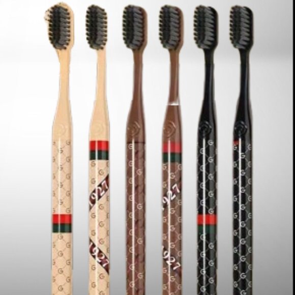 Luxury in Every Stroke: Designer-Inspired Toothbrush Set by Gucci - Picture 2 of 6